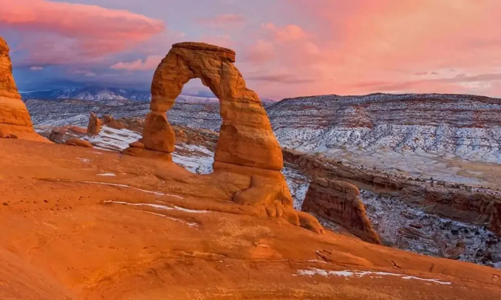 MoabUtahDelicateArchTrai